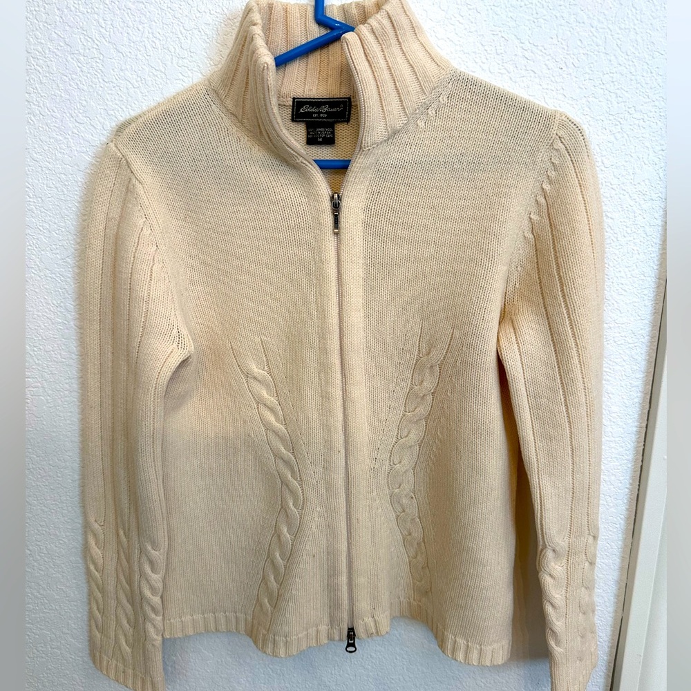 Beautiful hardly worn 100% wool cardi by Eddie Bauer. Size M